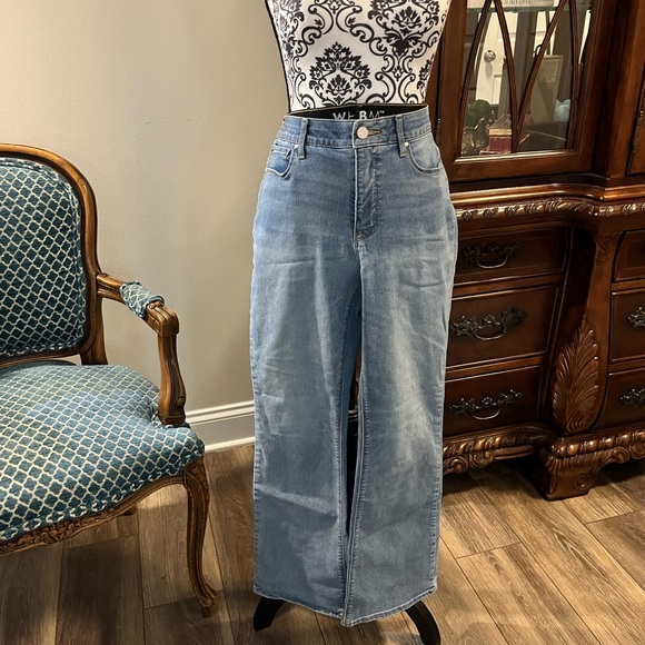 WHBM light wash size 10 short jeans - Picture 1 of 3